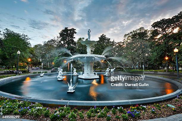 evening light on fountain in forsyth park - savannah fotografías e imágenes de stock