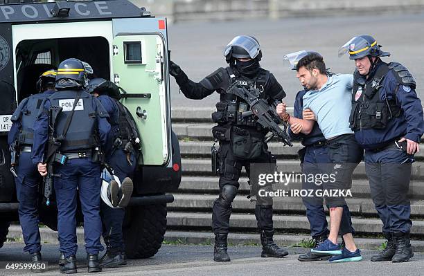 Anti Riot Unit Police 116 Antiriot Drill Photos & High Res Pictures - Getty Images