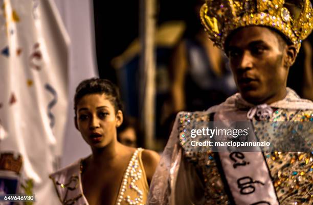 carnaval brasileño. desfile de la samba de la escuela água na boca en avenida princesa isabel, en ilhabela, brasil, el 28 de febrero de 2017. - água fotografías e imágenes de stock