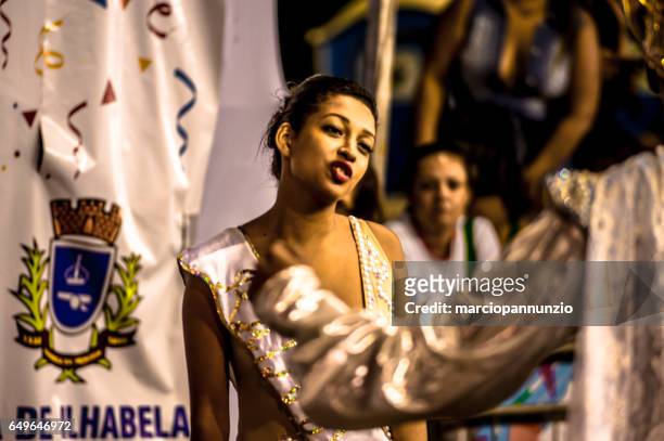 carnaval brasileño. desfile de la samba de la escuela água na boca en avenida princesa isabel, en ilhabela, brasil, el 28 de febrero de 2017. - água fotografías e imágenes de stock