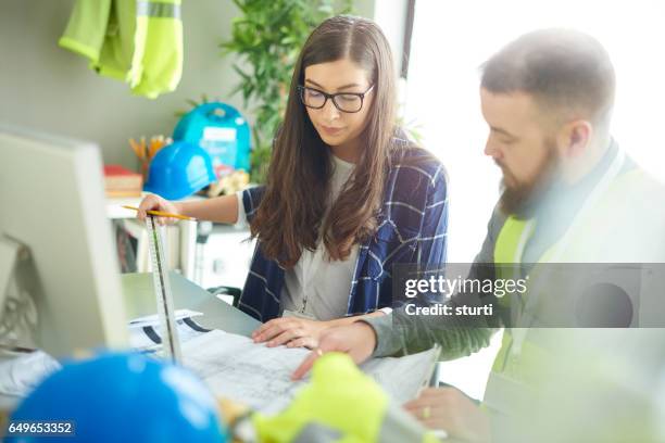 mujer ingeniero estructurales - ingeniero civil fotografías e imágenes de stock