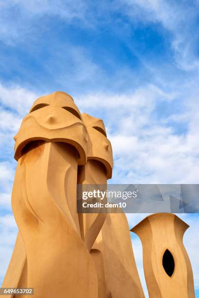 casa mila auf dem dach - casa milà stock-fotos und bilder