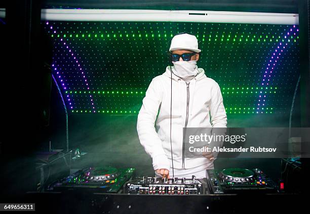 dj playing music in nightclub - dj club foto e immagini stock
