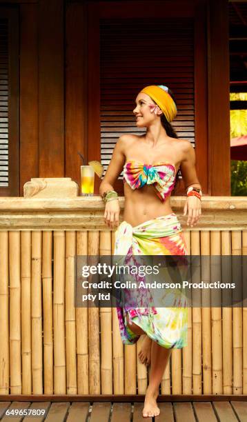 pacific islander woman standing at outdoor bar - sarong imagens e fotografias de stock