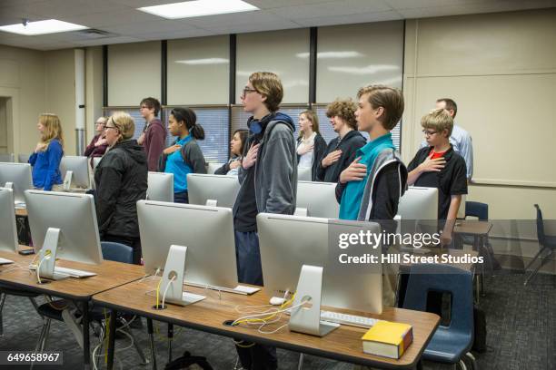 students reciting pledge of allegiance in classroom - amerikanischer treueschwur stock-fotos und bilder