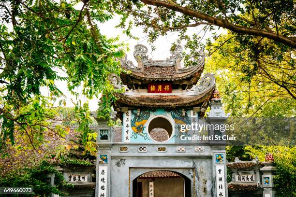 ornate arch in ho chi min city, vietnam - ho chi minh city stock-fotos und bilder