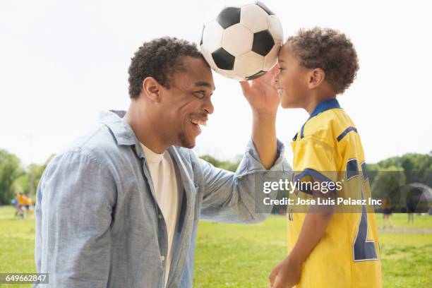 father and son playing with soccer ball - pai e filho brincando - fotografias e filmes do acervo