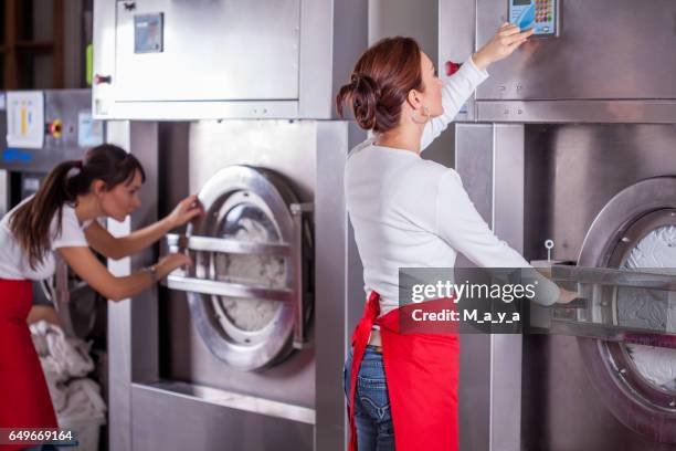 bij wasservice. - launderette stockfoto's en -beelden