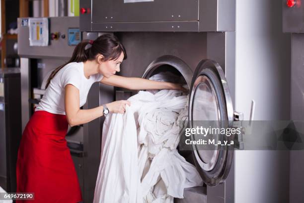 en el servicio de lavandería. - laundromat fotografías e imágenes de stock