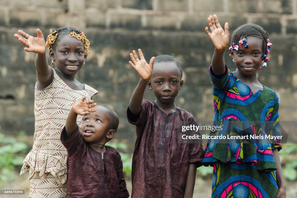 Cuatro Niños Africanos Saludando O Saludando Foto de stock - Getty Images