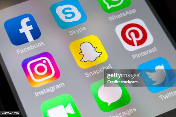 snapchat, instagram, pintrest y otras aplicaciones de medios sociales en el teléfono móvil - pinterest fotografías e imágenes de stock