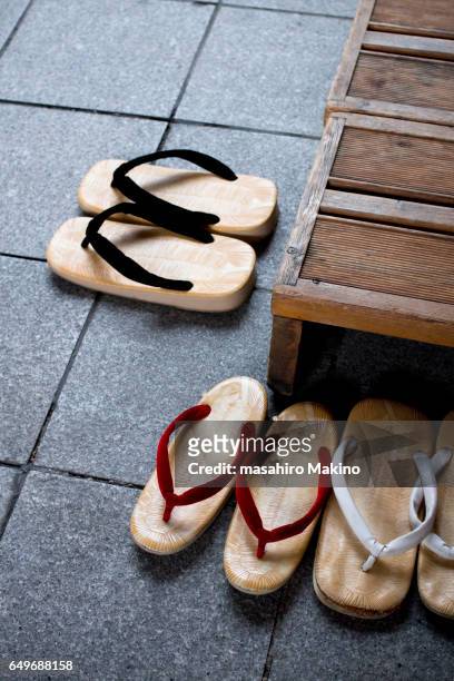 zori, traditional sandals - geta sandal stock-fotos und bilder