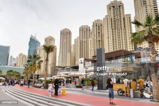 weergave van de nieuwe boulevard in dubai marina - dubai jumeirah beach stockfoto's en -beelden