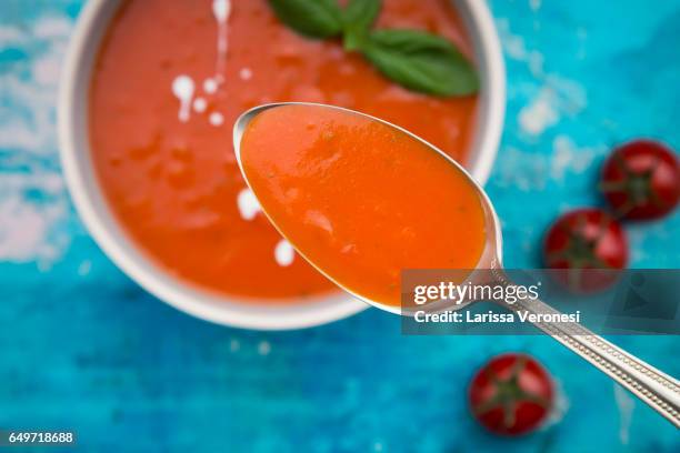 bowl of tomato soup on blue surface - tomato soup 個照片及圖片檔