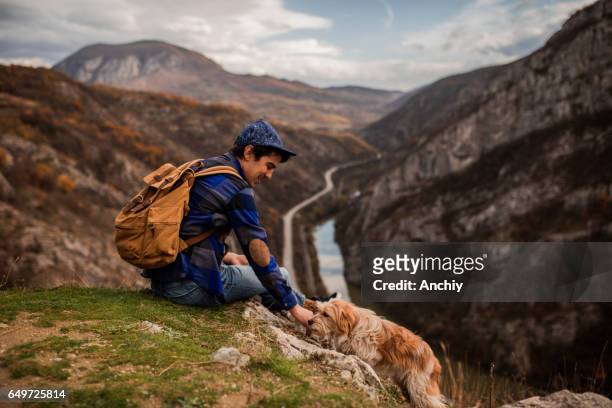 man en zijn beste vriend op de bergtop. hond en reiziger spelen. - shes my best friend stockfoto's en -beelden
