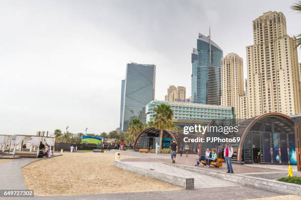 vista del nuevo paseo marítimo en el puerto deportivo de dubái - hotel jumeirah beach fotografías e imágenes de stock