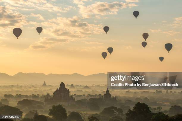 hot-air balloons flying over pagodas in bagan, mandalay, myanmar - bagan temples damaged in myanmar earthquake stock pictures, royalty-free photos & images