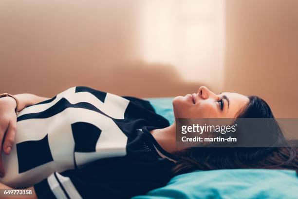 夢幻般的女人，在床上 - teenager alter 個照片及圖片檔