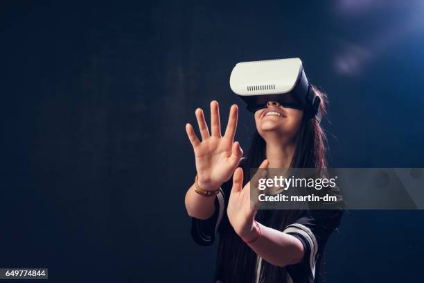 vr simulator - virtual reality glasses stockfoto's en -beelden