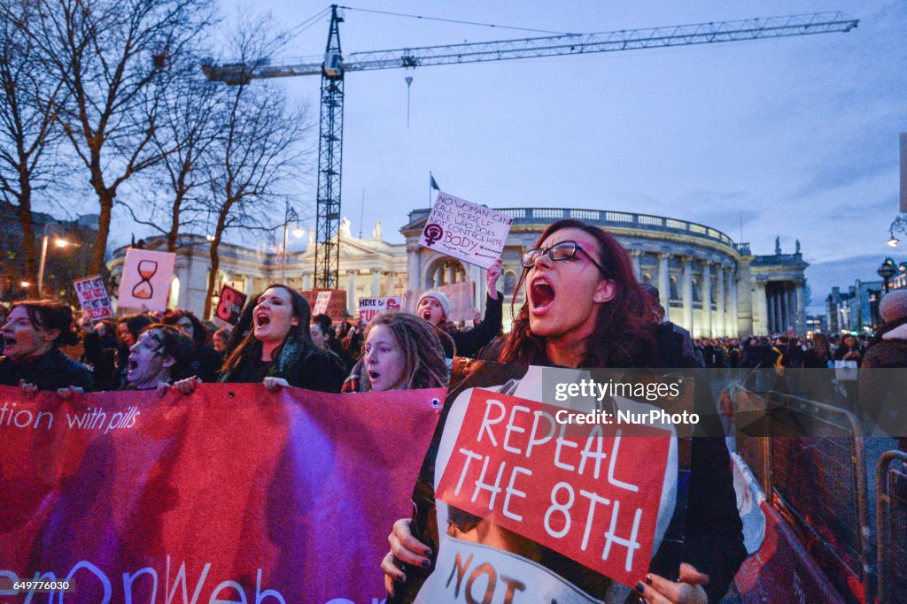 Ireland: Thousands Strike 4 Repeal in Dublin