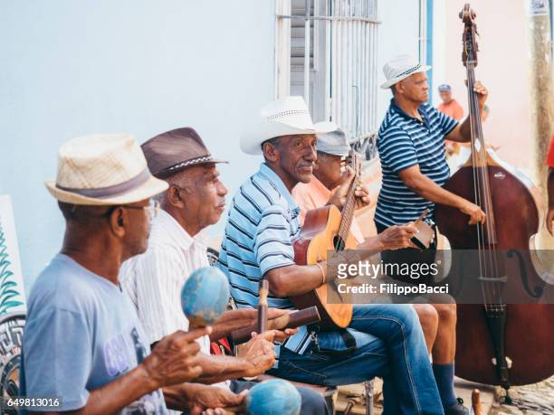 kubanische musiker spielen auf der straße - cuba salsa stock-fotos und bilder