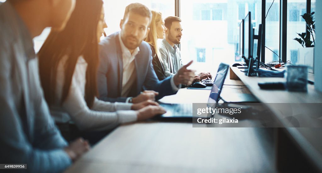 IT-experten op een computer werkt.