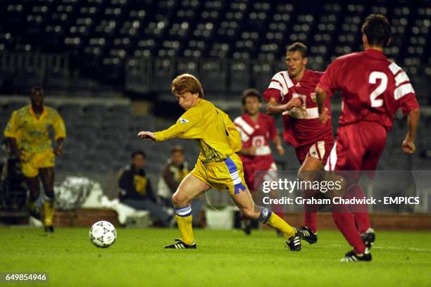 GORDON STRACHAN STRIDES THROUGH THE STUTTGART DEFENCE LEEDS UNITED V VFB STUTTGART AT NOU CAMP BARCELONA