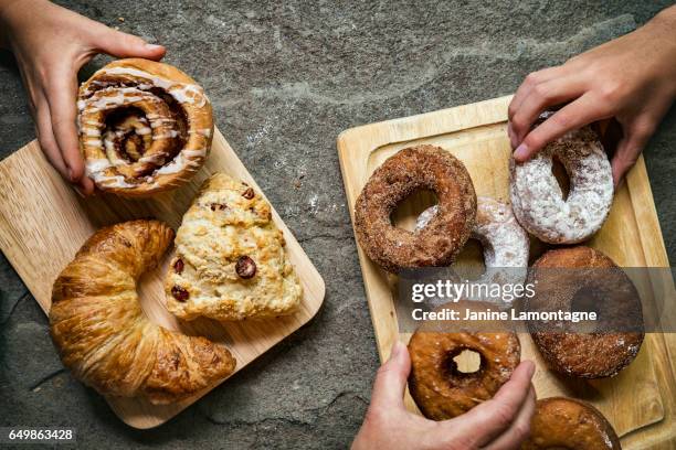 desayuno de pasteles - bollo dulce fotografías e imágenes de stock