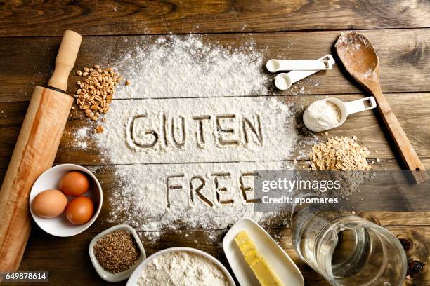 glutenvrij brood ingrediënten en gebruiksvoorwerpen op houten frame achtergrond - gluten free bread stockfoto's en -beelden