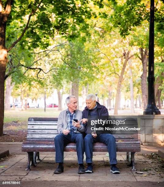 personas del mismo sexo mayores - breve - gay seniors fotografías e imágenes de stock