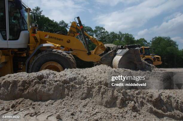 travaux de construction dans le pays - kijken naar photos et images de collection