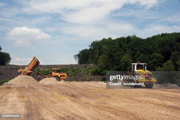 construcción de carretera en el país - watervaartuig fotografías e imágenes de stock