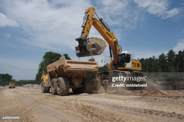 construcción de carretera en el país - watervaartuig fotografías e imágenes de stock