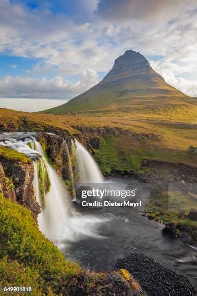 mount kirkjufell and kirkjufellfoss - snaefellsnes imagens e fotografias de stock