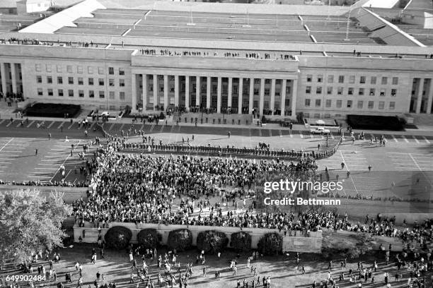 Sort Riot Formation Pentagon Mall Photos and Premium High Res Pictures - Getty Images
