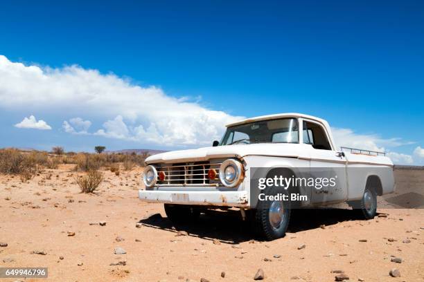 camião abandonado no deserto - old truck imagens e fotografias de stock