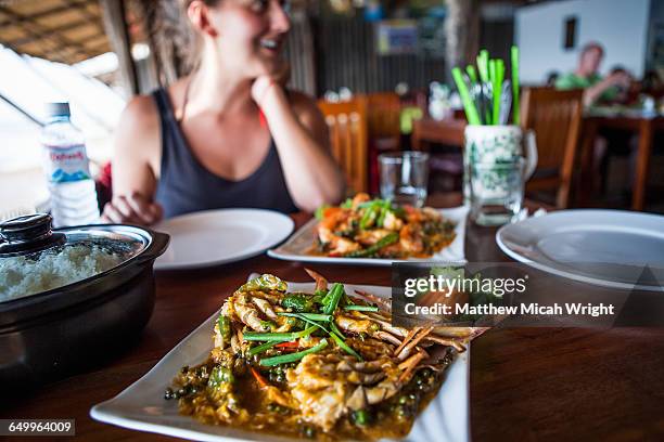 enjoying a lunch of freshly caught crab in kep. - camboya fotografías e imágenes de stock