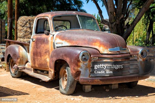 abandonado carro oxidado - old truck fotografías e imágenes de stock