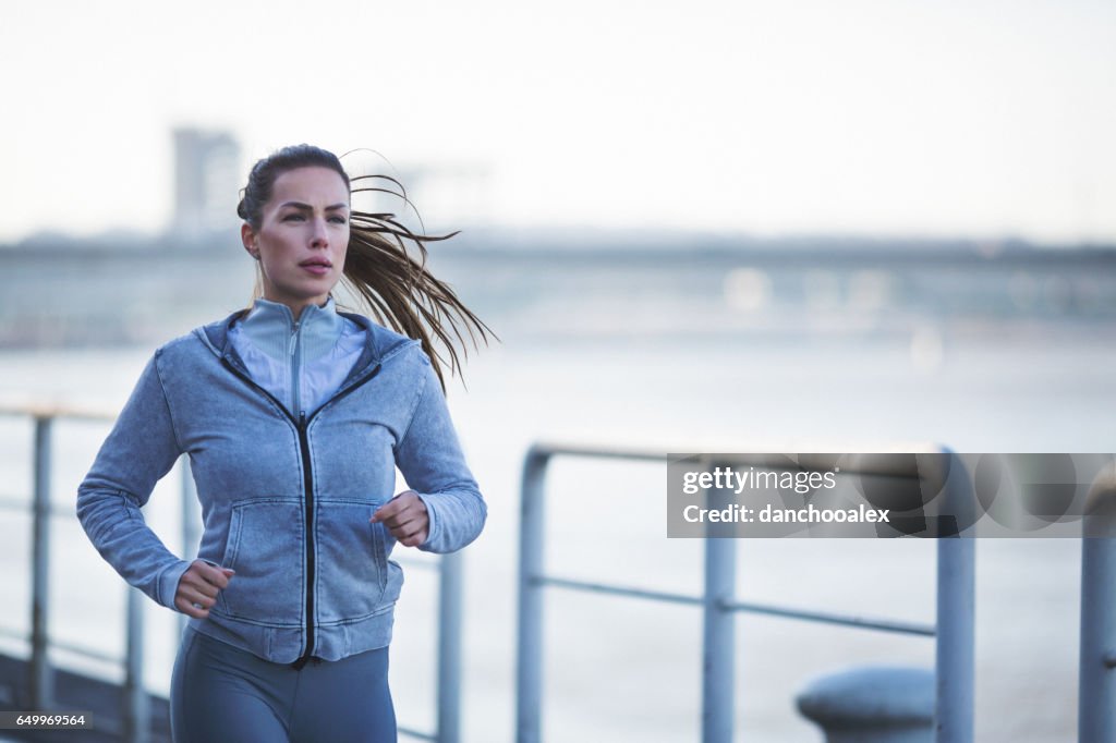 若い女性のショットを屋外すぐジョギング
