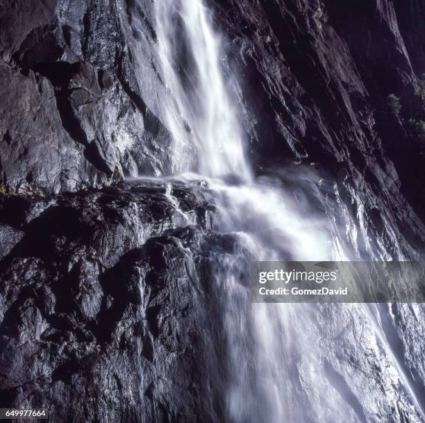 nahaufnahme der mitte yosemite falls - gesteinsart stock-fotos und bilder