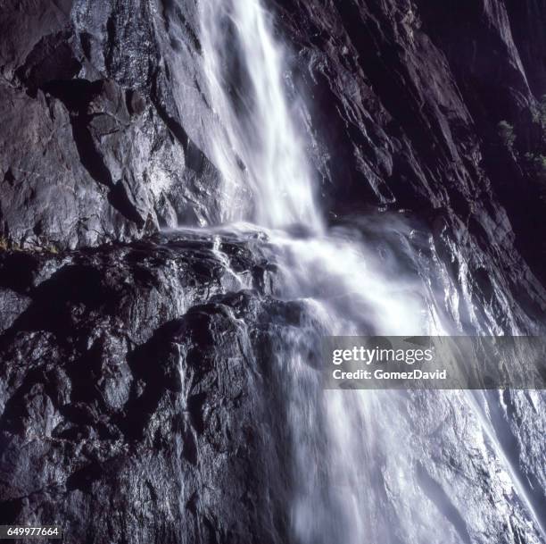 vista de primer plano de medio yosemite falls - tipo de roca fotografías e imágenes de stock