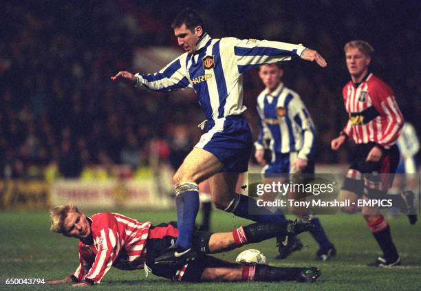 ERIC CANTONA, MANCHESTER UNITED, AVOIDS A TACKLE BY ROGER NILSEN, SHEFFIELD UNITED