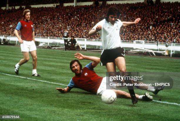 Les Barret, Fulham, beats Billy Bond's tackle, West Ham