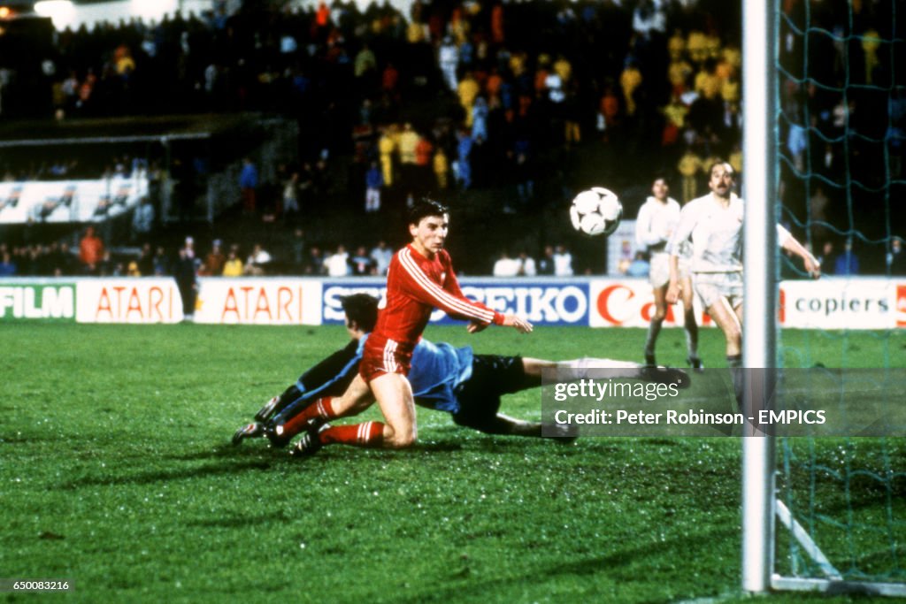 Soccer - UEFA Cup Winners Cup - Final - Aberdeen v Real Madrid - Nya Ullevi Stadium, Goteborg, Sweden