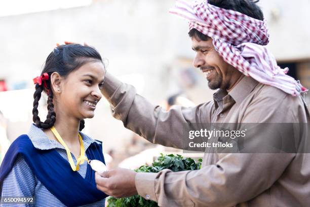 father with daughter holding medal - turban family stock pictures, royalty-free photos & images