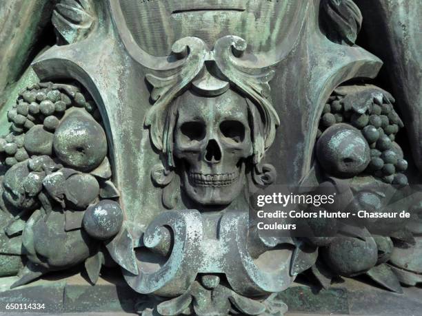 skull in the cemetery - bronze statue stock pictures, royalty-free photos & images