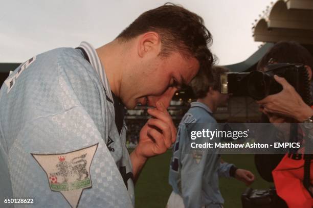 Tearful Georgiou Kinkladze - Manchester City leaves the pitch following Citys relegation