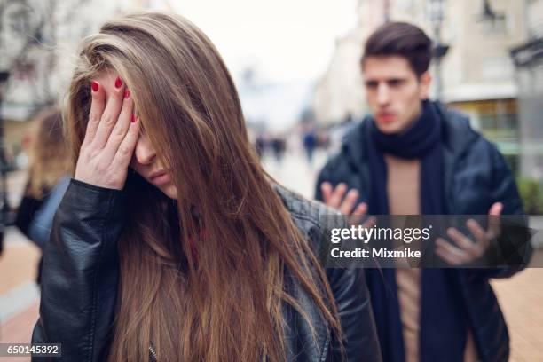 desesperación en relación - pelea fotografías e imágenes de stock