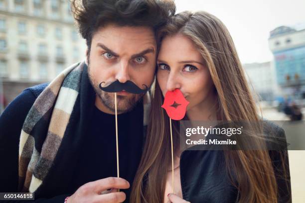 paar acteren - lippenstift afdruk stockfoto's en -beelden