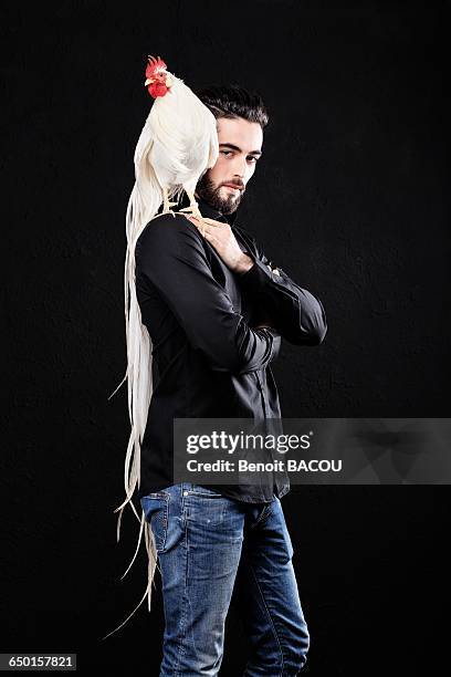 young farmer carrying his cock onagadori hakuro over the shoulder - vertebras photos et images de collection